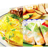 【ベトナム料理について】アジアとヨーロッパを代表するグルメ大国と言えば、中国とフランスですが、かつて歴史の悪戯がもたらした両国食文化の 出会いと融合は、民族の狭間に新しい料理を発芽させました。以来１世紀以上に渡る激動の時代が料理法を洗練し味を昇華させて今日の格調ある ベトナム料理を確立しました。