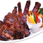 茶美豚スペアリブは、じっくり丁寧に焼き上げた逸品。香辛料が奏でる味わいをぜひお楽しみください。