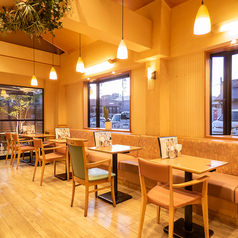 お一人様での利用にも最適で、自分のペースでゆっくり楽しむことができます。広々とした明るい空間が心地よく、リラックスしながら過ごせます。モーニングや会社のランチタイムにもぴったりで、忙しい日常の中でほっと一息つける場所です。おいしい食事と共に、充実した時間をお過ごし下さい。ご来店をお待ちしております。