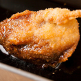 良い素材をつかっているからこそ、その素材の味と衣の食感を楽しんで頂くため【素材の味を引き立てるソース】にこだわりました。※ソースが美味しくても二度付けは厳禁！