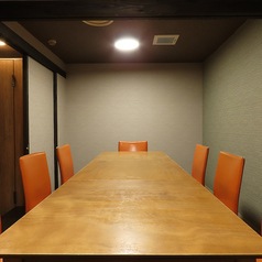 ゆったりとした半個室は、最大12名様までの貸切が可能です。トイレが完備されており、お部屋から出ることなくご利用いただけます。また、たばこも吸えるため、非常に便利です。飲み放題付きのコースも充実しており、幹事様も安心。美味しい料理とお酒を囲んで、一体感のある温かい空間で盛り上がりませんか？