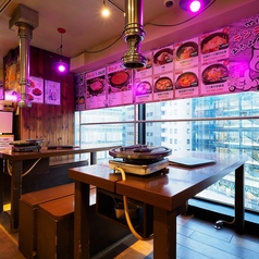 木目調の温もりが感じられる店内には、ゆったりとしたベンチシートが整えられ、くつろぎの空間が広がっています。団体での利用にも対応可能な広々としたスペースがあり、特別な日のお祝いから普段使いまで様々なシーンでのご利用に最適です。窓からは池袋の美しい街並みを一望でき、心地よいひと時を楽しむことができます。