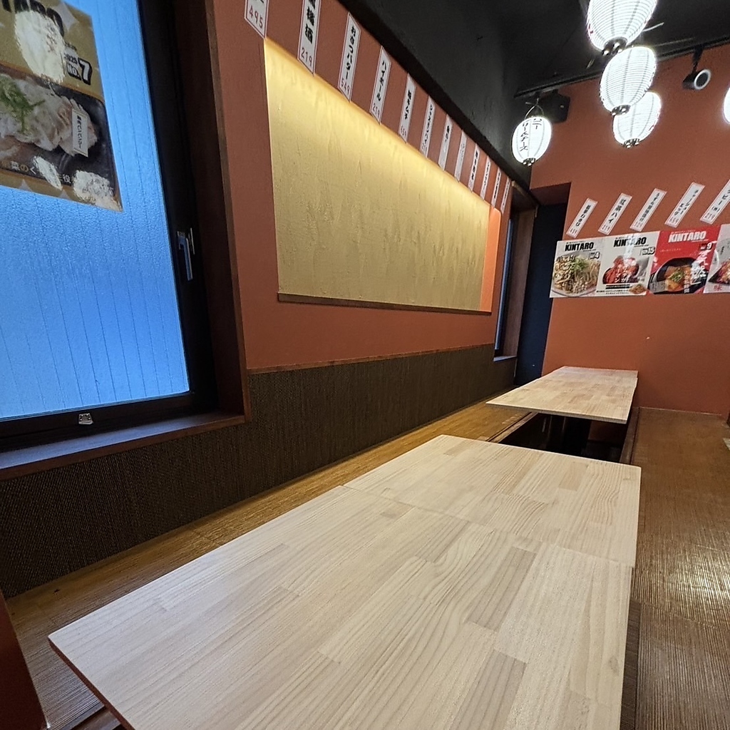 窓際にある開放的な8名用の掘りごたつ席。周囲を気にせず、友人同士で会話を楽しめる空間です。