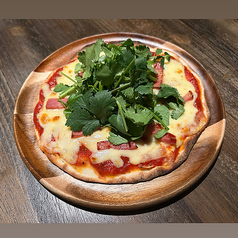 パクチーとベーコンのピザ