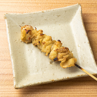 職人が炭火で丹念に焼き上げる焼き鳥を心ゆくまで堪能◎