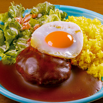 コク深い特製デミソースが、ジューシーなハンバーグとご飯に絡み合う、ハワイアンな一皿を提供します