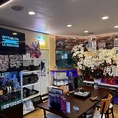 当店の自慢の1つは店内に設置した大画面のモニターです！K-POPアイドルたちの映像を大きな画面でご覧になれます♪本場韓国の雰囲気を味わいながら映像を楽しんでいただけるのは、めったにできない体験です。美味しいサムギョプサルやチャミスルなどを味わいながら、仲間の皆さまと一緒にワイワイ盛り上がってください！