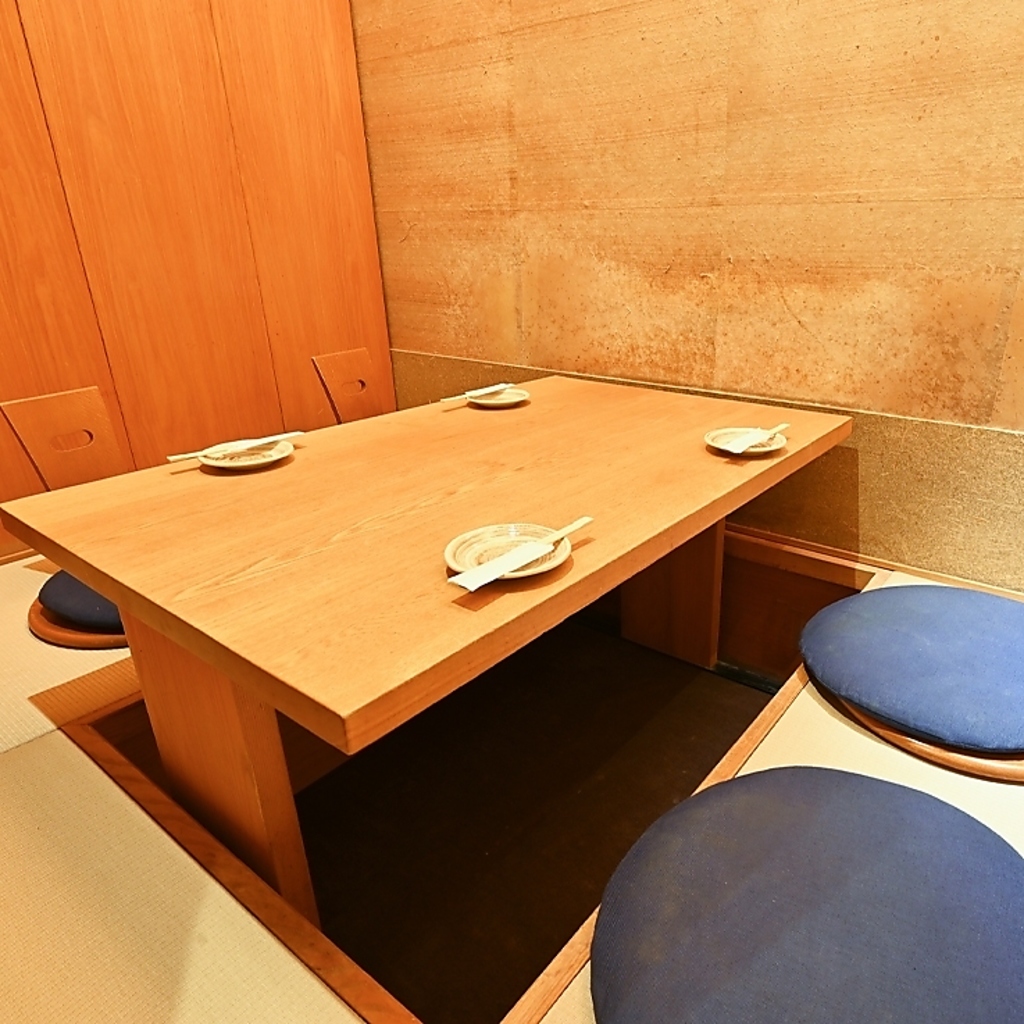 スタイリッシュな個室はプライベートな宴会に最適です。大人数の宴会の大広間もございます。