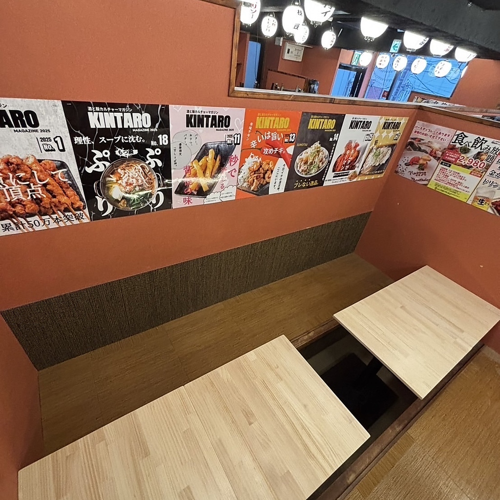 壁のメニューが賑やかな4名用掘りごたつ座敷。温かみのある雰囲気で、自慢の料理を堪能できます。