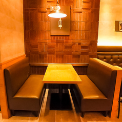 ゆったりしたソファー席完備◎※写真は他店舗です。