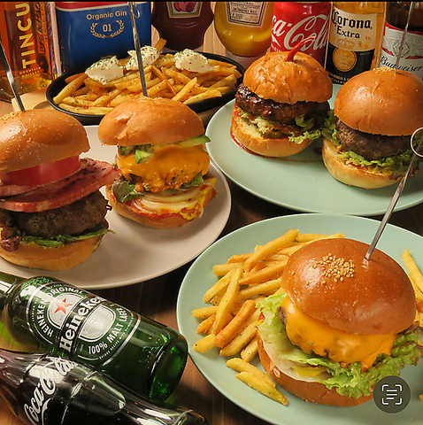 200ｇのパティにチーズとアボカドを挟んだボリューミーなハンバーガー！