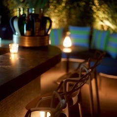 洗練されたカクテルバーでは、バーテンダーとの会話を楽しみながら、目の前で繰り広げられる華麗なカクテルメイキングを間近で見ることができます。落ち着いた雰囲気のカウンター席は、一人でもリラックスできる空間を提供しており、心地よい時間を過ごます。特別なひとときを、ぜひここでお楽しみください。