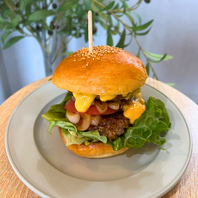 山形牛や地元野菜を使用したグルメバーガー