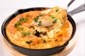 料理メニュー写真 3種チーズと長芋のふわとろ焼き　牡蠣のガーリックソテーのせ