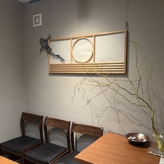 【4名様掛けテーブル席】店内はグレーと白を基調としたシックでクラシカルな内装で、落ち着きのある印象です。