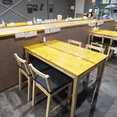 【テーブル席】4名様掛けのお席です。明るい木製のテーブルで、美味しいひと時をお過ごしください。