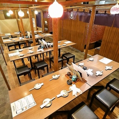 【オープンテーブル席4～10名様】10名様までひとつのテーブルで宴会可能！デートや女子会にも◎駅近で気軽に立ち寄れます。木のぬくもりを感じるアットホームな店内です！伊丹で楽しい宴会をするなら『た藁や』をぜひご利用下さい！