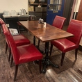 木椅子と赤椅子がベストマッチ！落ち着いたテーブル席です