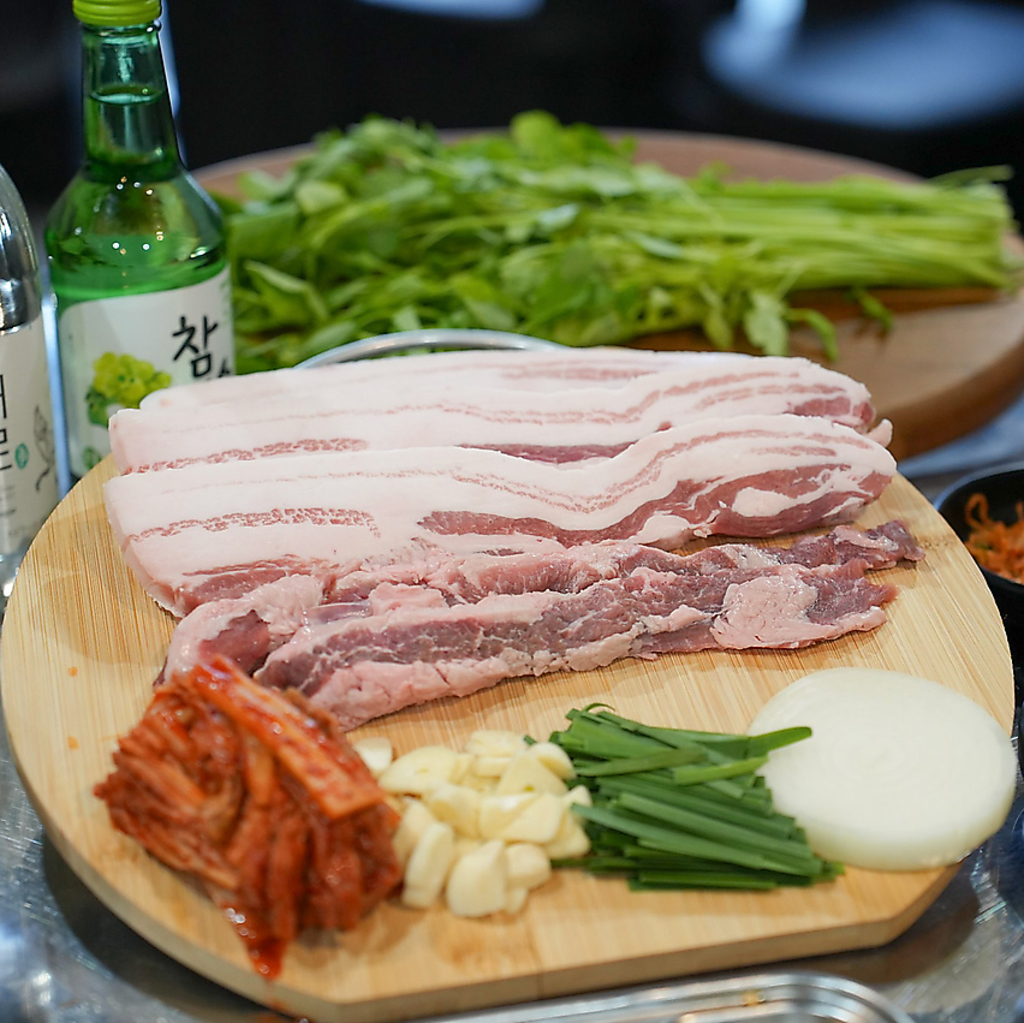 ここでしか食べれない生のあぐー豚と韓国で大人気のカルメギサルを焼きます！