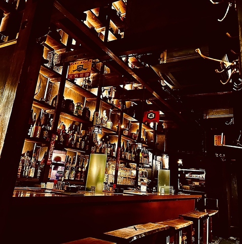 築80年の長屋を改築した店内。壁一面に並ぶお酒のボトルは圧巻！