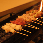 希少部位のタケノコや赤センなど通好みの串焼きもご用意。炭を囲むお洒落な空間で至福のひとときを◎