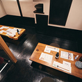 掘りごたつ式の個室は、4名様用と6名様用の2部屋に分かれております。部屋を仕切る壁を取り払うことで、最大12名様までの団体様にご利用OK◎大人数でのお集まりにぜひご活用ください！