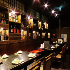 【8~16名様向けテーブル席】接待や会食、会社宴会、ご友人同士のお集まりなどにも幅広くご利用いただけるテーブル席をご用意しております。アットホームで落ち着いた空間が魅力で、皆様でゆったりとお過ごしいただけます。飲み放題付きコースと合わせれば、お得にご宴会をお楽しみいただけます。