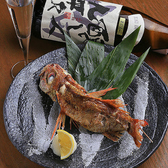 うおまんの日本酒は料理の味を引き立たせる縁の下の力持ち。特に味わい豊かな旬の魚との相性は抜群。日本酒のお米の甘味が、魚の旨味をより一層引き立てます。