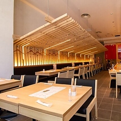 3名様からご利用いただけるテーブル席。ゆったりと座って料理やお酒をお楽しみいただけるので、友人との飲み会など少人数での集まりにも最適です◎ ※基本的に1~2名様はカウンター席へのご案内となります。