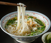 ベトナムの代表的な麺料理と言えば米粉で作ったフォーが有名ですが、他にも米の麺のバリエーションは豊富に存在します。また、米粉を蒸して伸ばして天日干しにしたライスペーパーを使用した料理にも、日本でベトナム料理の筆頭に挙げられる人気料理ゴイクン（生春巻）やチャゾー（揚春巻）などなど数多く存在します。