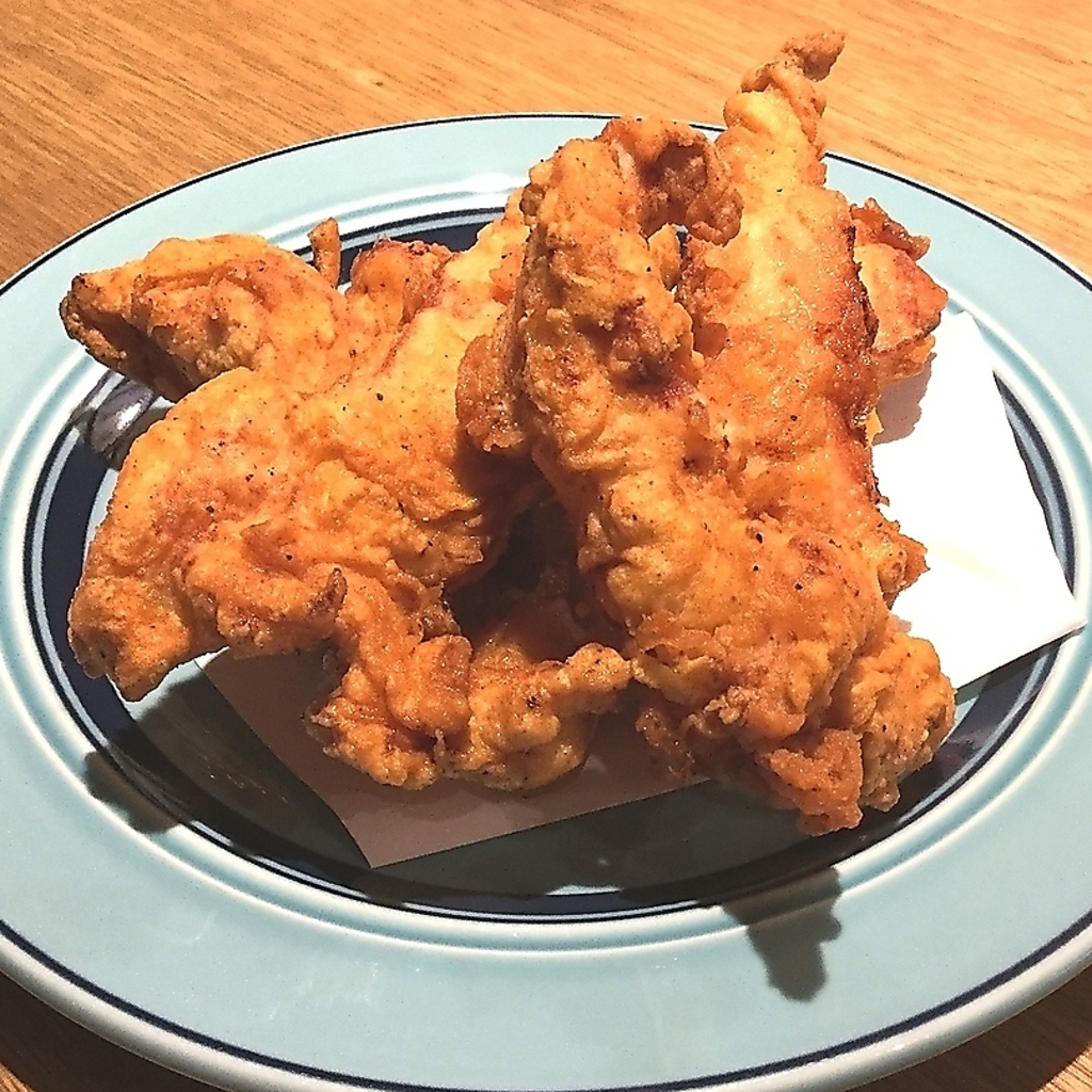 サクッと揚げたアメリカ定番のジューシーなチキンフィンガーは2P～8Pまで用意。食べやすいのが特徴！