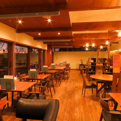 当店には、丸テーブルが特徴的な4名様掛けのお席もございます。女子会やママ友会など、楽しいおしゃべりをしながらお食事を楽しむのにぴったりのスペースです。アットホームな雰囲気の中で、リラックスしてお過ごしいただけます。