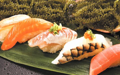 沖縄近海魚の種類の多さはお墨付き！お店で食べることも、お持ち帰りもできる。