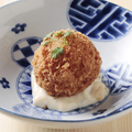 料理メニュー写真 【名物！蟹クリームコロッケ】北海道の海が育んだ豊かな蟹の味わいがぎっしり。特製タルタルソースでどうぞ
