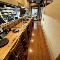 落ち着いた雰囲気のカウンター