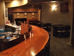 R型のカウンターで、ごゆっくりくつろいでいただけます。お一人様、大歓迎です。