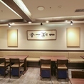 2-4名様でゆったりお過ごしいただける、くつろぎのソファ席をご用意しております。周囲を気にせず会話を楽しめる落ち着いた空間で、デートやご友人との食事にも最適。新鮮な魚介やお肉、天ぷらご膳とともに、贅沢なひとときをどうぞ。
