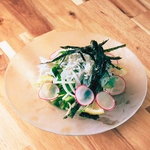 しらすと海苔の明石サラダやハチノス煮込みといった酒場ならではの味をお好みのドリンクと合わせて！