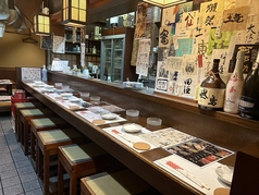 お一人様から気軽にご利用いただけるカウンター席を6席ご用意しております◎木の温もりが感じられる落ち着いた空間で、ゆったりとお食事やお酒をお楽しみいただけます。店内は喫煙可能となっておりますので、お仕事帰りのサク飲みや各種普段使いにもぴったりです！心地よい雰囲気の中で素敵なひとときをお過ごしください。