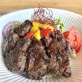 料理メニュー写真 ブラックアンガス牛炙りハラミステーキ丼　M