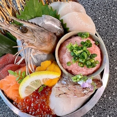 市場直送の豪華海鮮丼