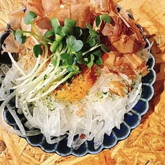 玉ねぎスライス　卵黄のせ／ブロッコリー醤油マヨ／刺し身こんにゃく酢味噌