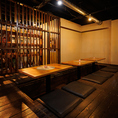 こだわりの店内は、扉付き個室を多数完備！落ち着きある大人の隠れ家空間をご提供致します。各種宴会にオススメの飲み放題付コースは4400円(税込)～ご用意！お手頃価格でご案内いたしますので、肩を張らずご来店ください。デートや接待でのご利用、団体様での歓送迎会、同窓会にもおすすめです。