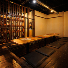 こだわりの店内は、扉付き個室を多数完備！落ち着きある大人の隠れ家空間をご提供致します。各種宴会にオススメの飲み放題付コースは4400円(税込)～ご用意！お手頃価格でご案内いたしますので、肩を張らずご来店ください。デートや接待でのご利用、団体様での歓送迎会、同窓会にもおすすめです。