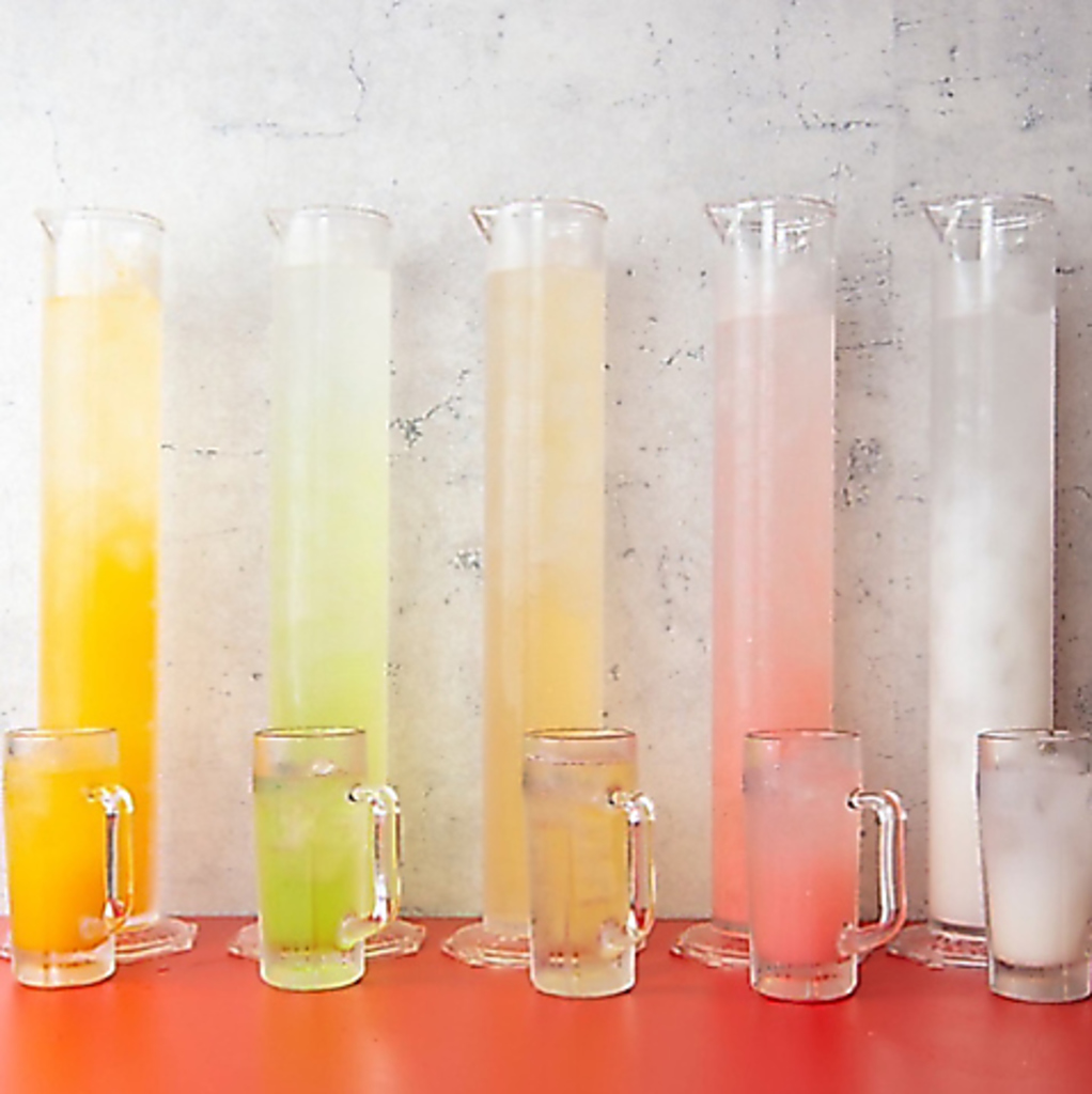 【名物シリンダードリンク】2Lの大容量は衝撃サイズ！特大シリンダーでご提供いたします！