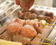 職人が丁寧に手焼き◎自慢の串焼きは1本132円(税込)～！