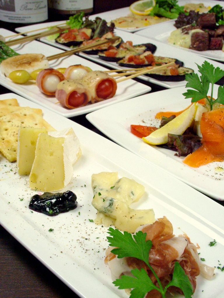 生ハムとチーズの盛り合わせなど前菜メニューも豊富！