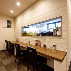 一人でも利用しやすいカウンター席は、しっかりとした背もたれ付きの椅子で長時間も快適。すきやきやしゃぶしゃぶを一人鍋で楽しむスタイルは、贅沢ながらも気取らない魅力があります。静かな夜におすすめです。