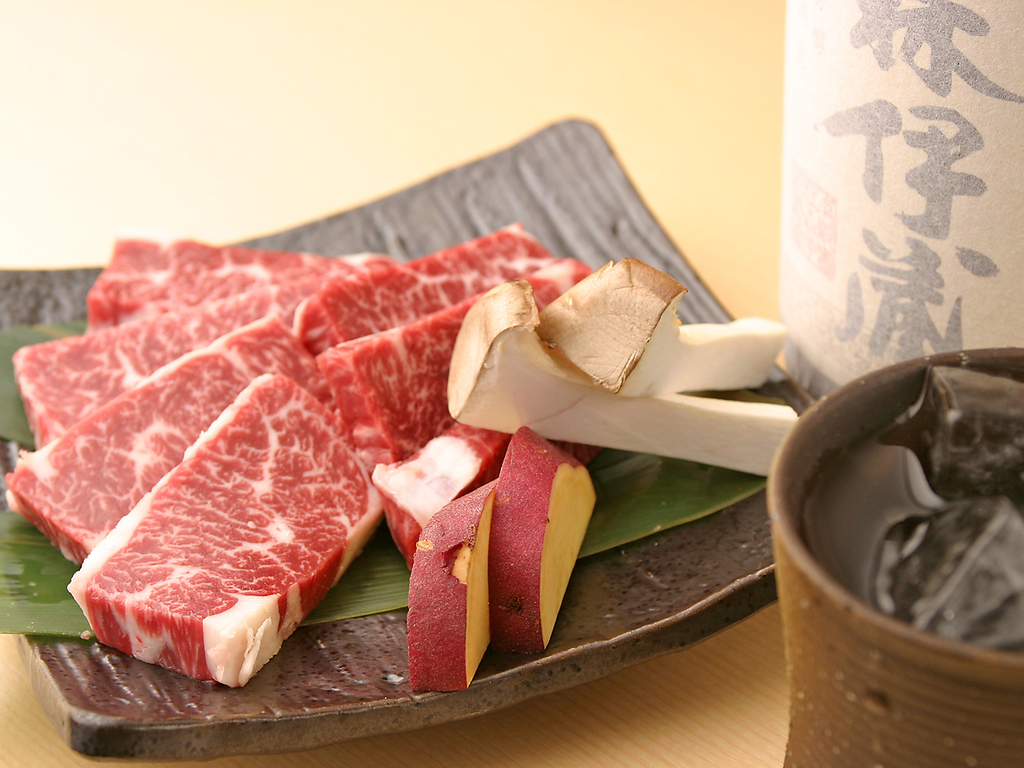 【特選カクマク(1155円)】天神ホルモンでは人気のハラミをカクマクとサガリに分けて提供しています