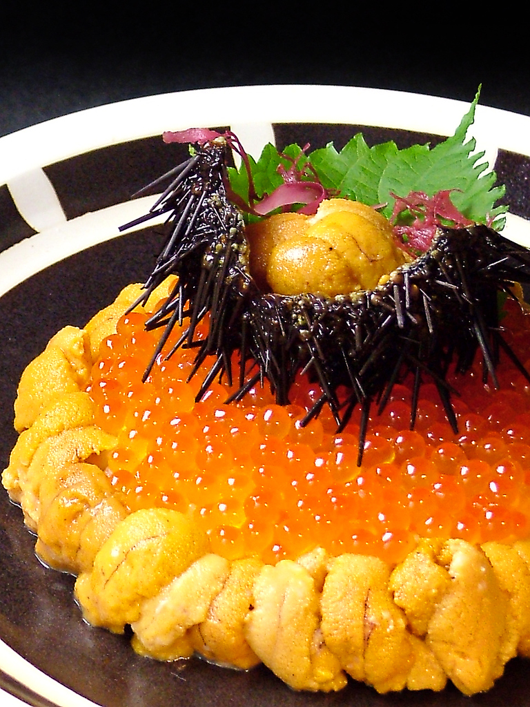 【ウニとイクラの宝石箱】至高の一品！ご飯が見えないほど山盛りのウニとイクラは「幸せ」そのもの。